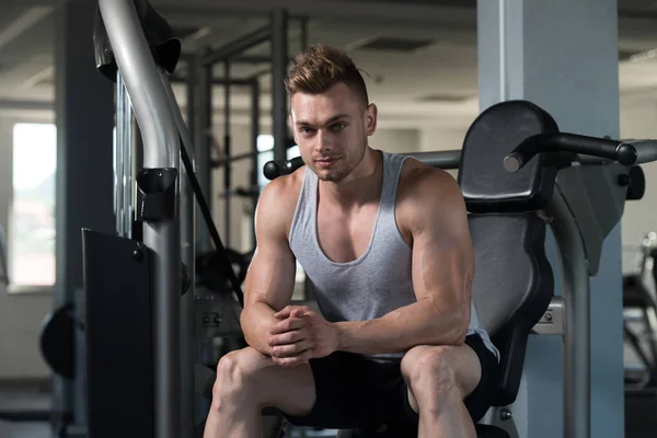 Uomo che riposa sul banco nel centro fitness — Foto Stock