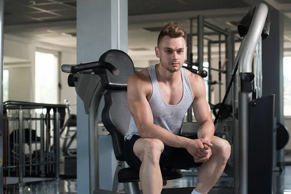 休息在健身房的运动后的肌肉男 — 图库照片