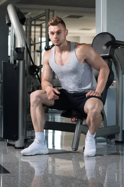 Masculino descansando no banco no centro de fitness — Fotografia de Stock