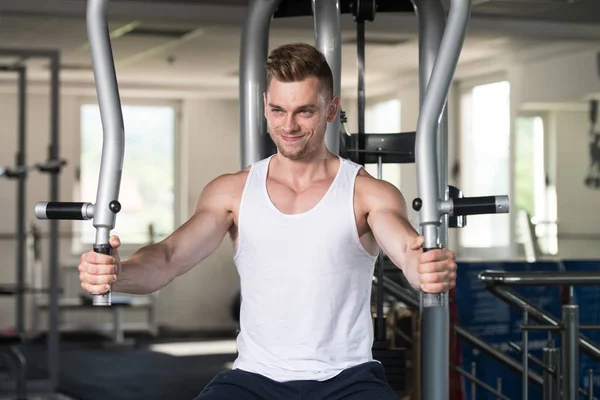 Young Man Exercising Chest In The Gym — Stock Photo, Image