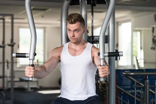 Bodybuilder Exercising Chest On Machine — Stock Photo, Image