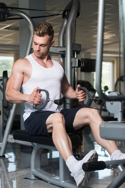 Spor salonunda egzersiz geri genç adam