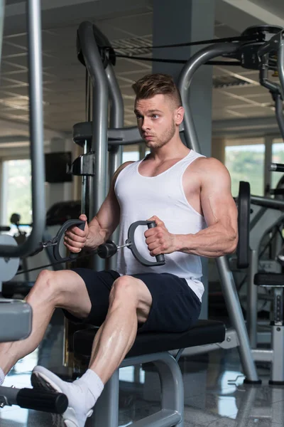 Spor salonunda egzersiz geri genç adam