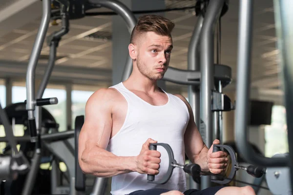 Geri makinede egzersiz vücut geliştirmeci