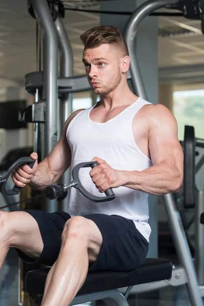 Bodybuilder Exercising Back On Machine — Stock Photo, Image