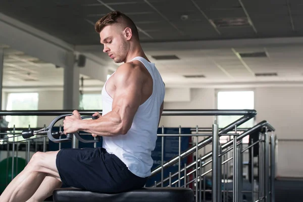 Jonge Man uitoefening terug In de sportschool — Stockfoto