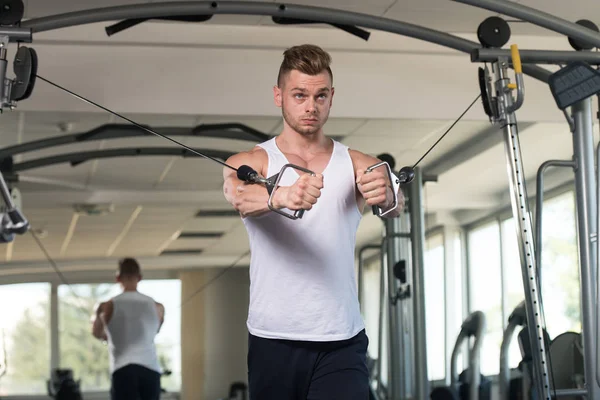 Homem muscular exercitando o peito — Fotografia de Stock