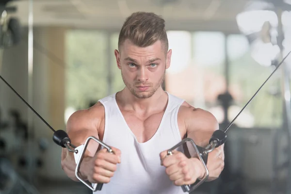 Ung Man utövar bröstet i gymmet — Stockfoto