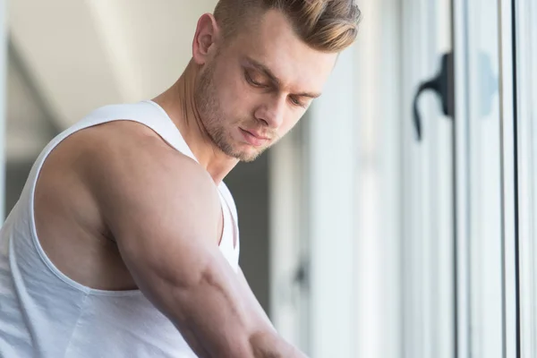 Hombre muscular después del ejercicio Descansando en el gimnasio —  Fotos de Stock