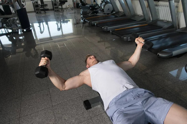 Joven haciendo ejercicio para el pecho con sombrillas —  Fotos de Stock