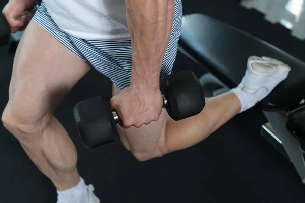 Mulher com halteres exercendo Hamstrings — Fotografia de Stock