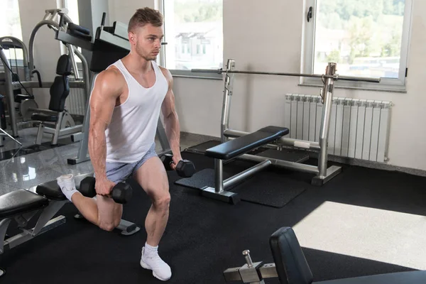 Kadın Hamstrings egzersiz Dumbbells ile