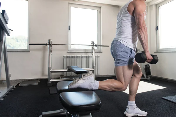 Kadın Hamstrings egzersiz Dumbbells ile — Stok fotoğraf