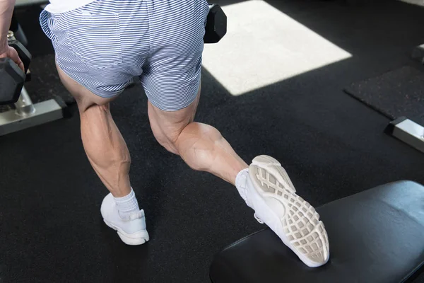 Kadın Hamstrings egzersiz Dumbbells ile