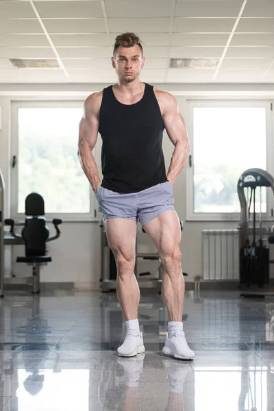 Bodybuilder buigen spieren — Stockfoto