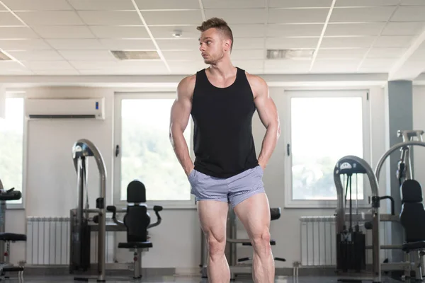 Muskulös atletisk Bodybuilder Fitness modell poserar efter övningar — Stockfoto