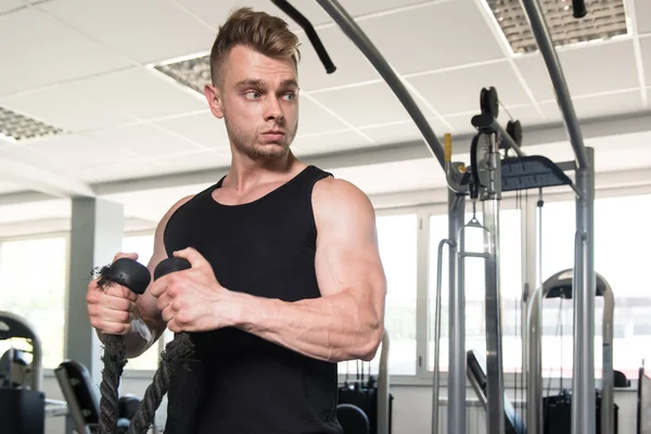 Ung Man utövar Biceps på gymmet — Stockfoto