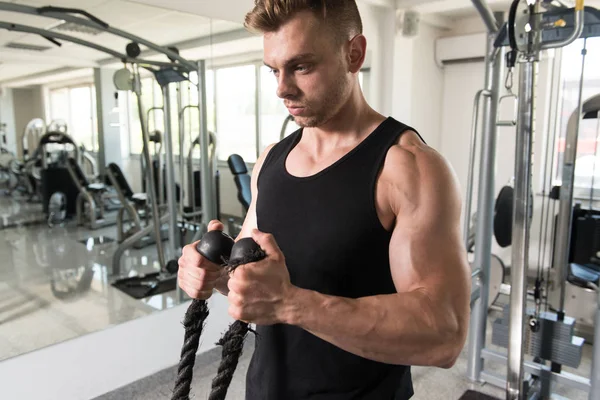 Kroppsbyggare tränar Biceps i undertröja — Stockfoto