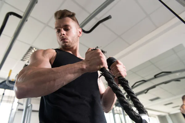 Muskulös man tränar biceps — Stockfoto