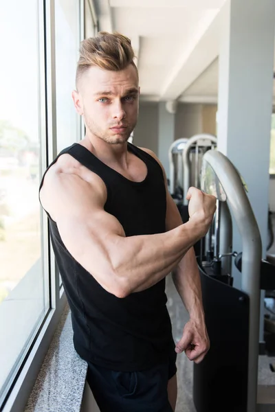 Biceps buigen In sportschool — Stockfoto