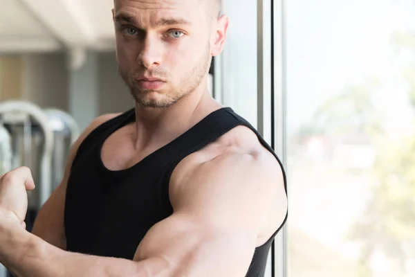 De pie fuerte en el gimnasio — Foto de Stock