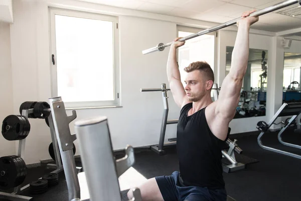 Shulder oefening met Barbell In sportschool — Stockfoto