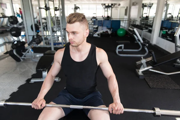 Attraktiv ung Man vilar i Gym Afther motion — Stockfoto