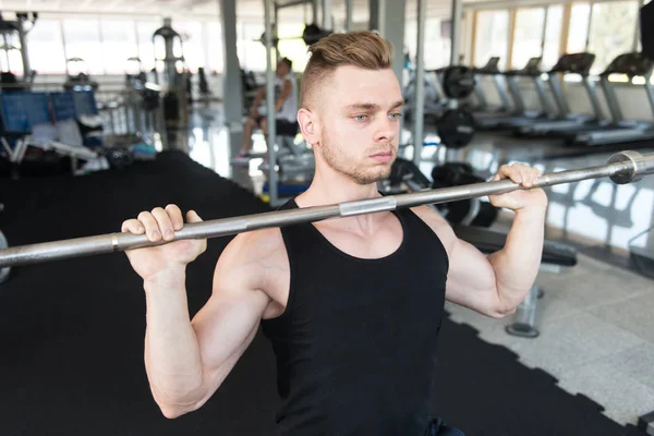 Shulder Exercício com Barbell no ginásio — Fotografia de Stock