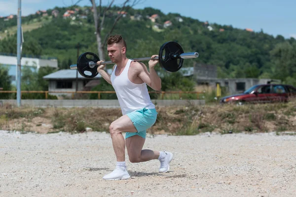 Ormandaki bacaklar egzersiz halter adamla