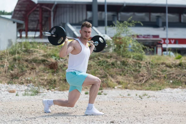 Culturista Ejercicio de piernas con barra al aire libre — Foto de Stock