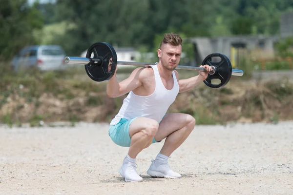 Ormandaki bacaklar egzersiz halter adamla