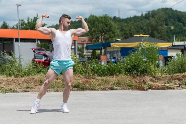 Yakışıklı adam esneme kasları açık havada