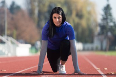 Atlet bayrak yarışı başlatmak için hazır