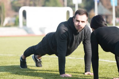 Parkta şınav çekici çift