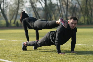 Parkta şınav çekici çift