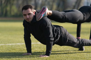 Parkta push-up egzersiz yaparak genç Çift