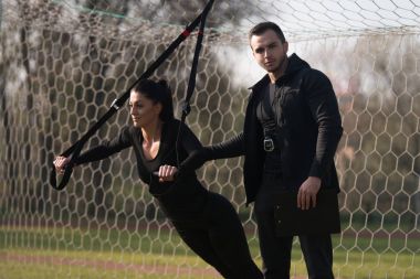 Egzersiz Trx askıları parkta genç Çift