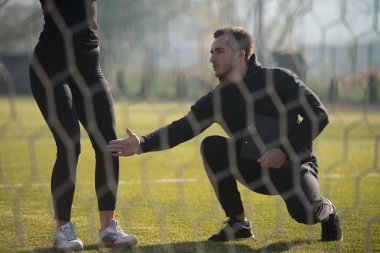 Trx yapıyor çekici çift kayışları eğitim parkında