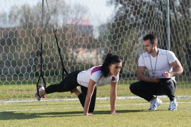 Trx yapıyor çekici çift kayışları eğitim parkında