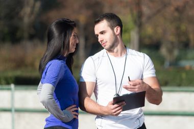 Kişisel antrenör alır notlar süre dışarıda egzersiz kadın
