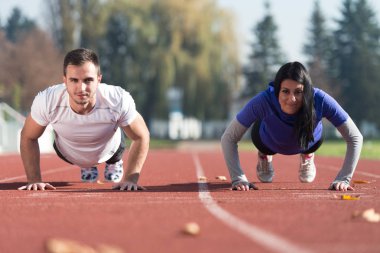 Genç çift push-up egzersiz dışında yapmak