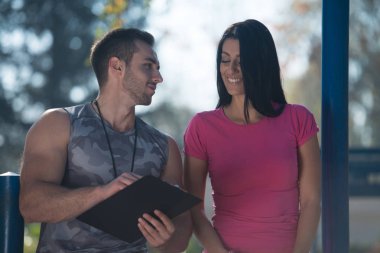 Kişisel antrenör alır notlar ise açık egzersiz kadın