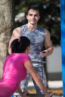 Bir kaç şınav Park alanında eğitim