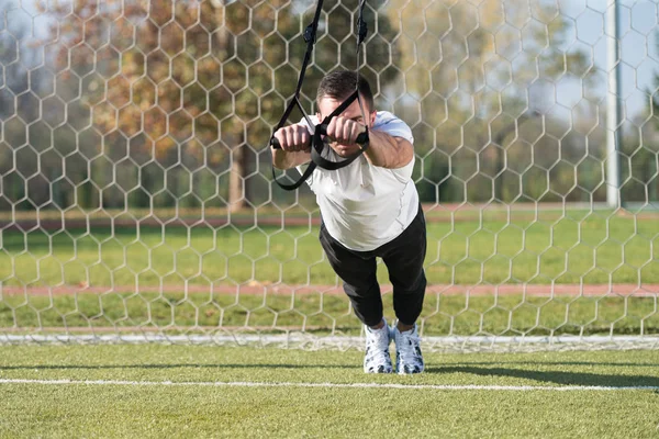 Entraînement attrayant pour homme avec des sangles de fitness Trx — Photo