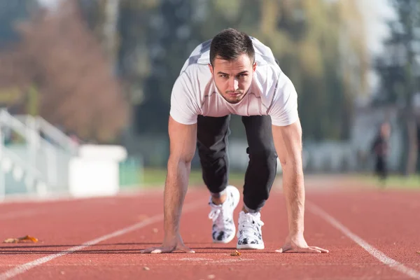 Männlicher Athlet in Startposition — Stockfoto