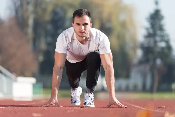 Männlicher Athlet in Startposition — Stockfoto