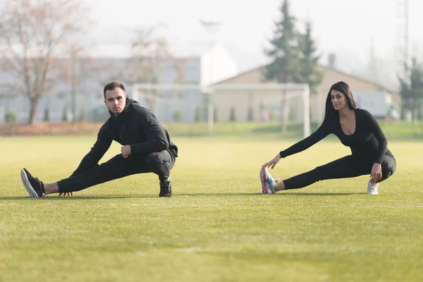 Esercizio di stretching all'aperto — Foto Stock