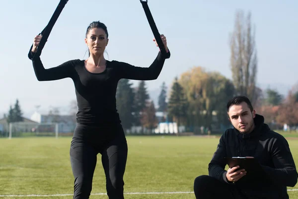 Sport-Paar-Training mit trx Fitnessbändern — Stockfoto