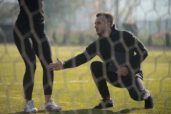 Trx yapıyor çekici çift kayışları eğitim parkında