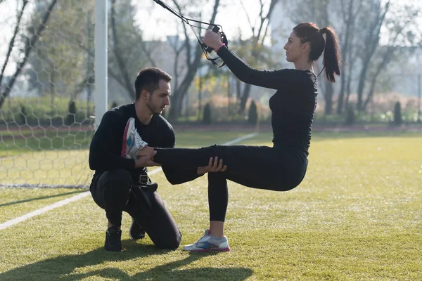 Sport-Paar-Training mit trx Fitnessbändern — Stockfoto